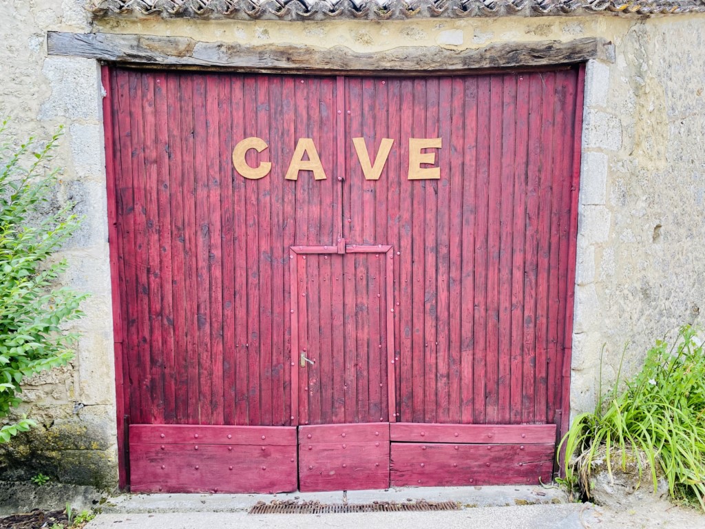 entrée de la cave porte rouge en bois